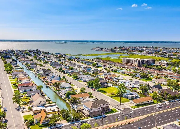 Convenient Beachfront With Views Balcony Pools Gym & Game